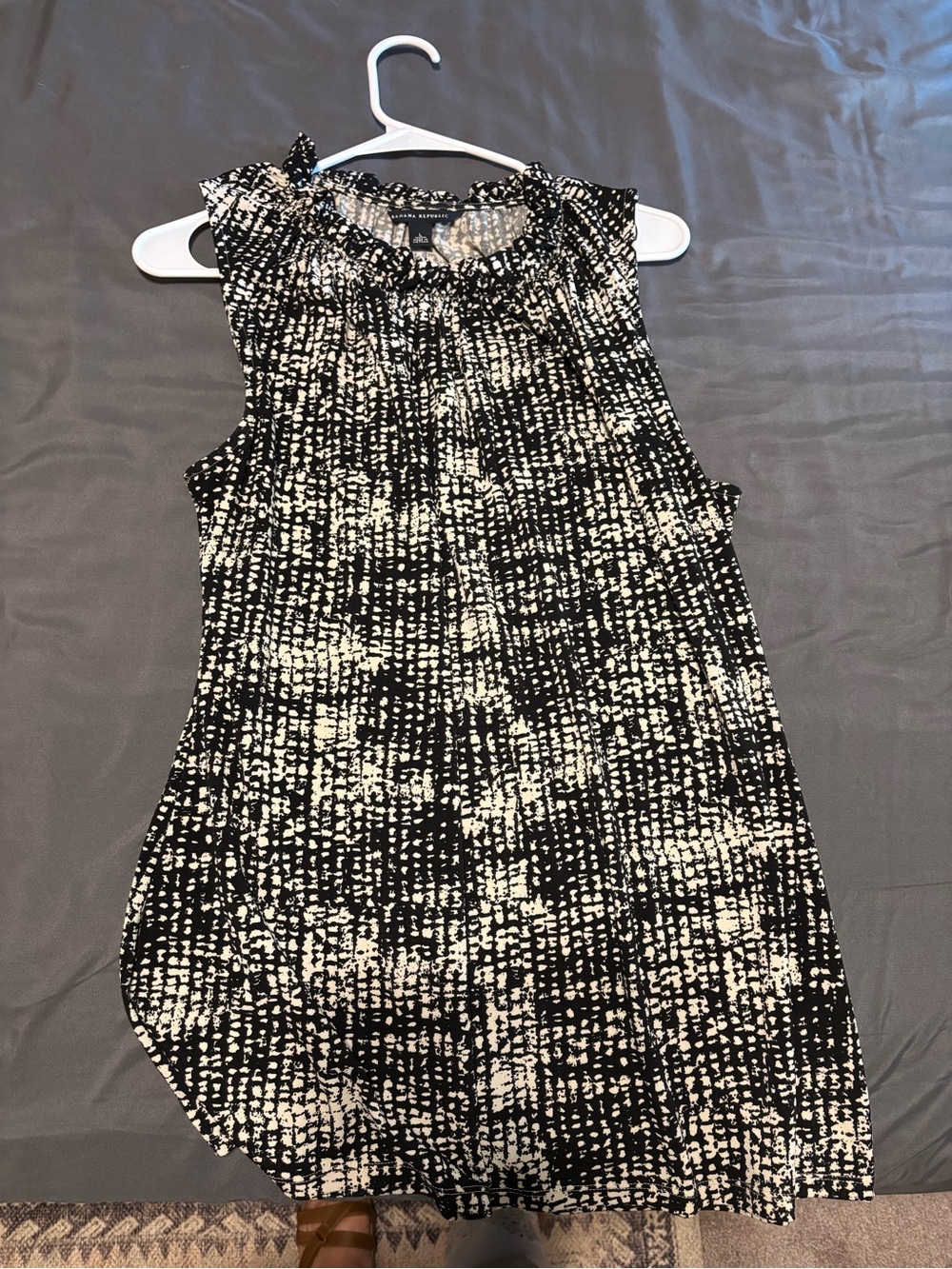 Banana Republic Black and White Printed Sleeveless Top